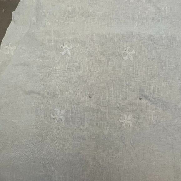 Vintage White Fleur De Lis Embroidered Linen Tablecloth Oval 58" x 90” - Picture 4 of 10